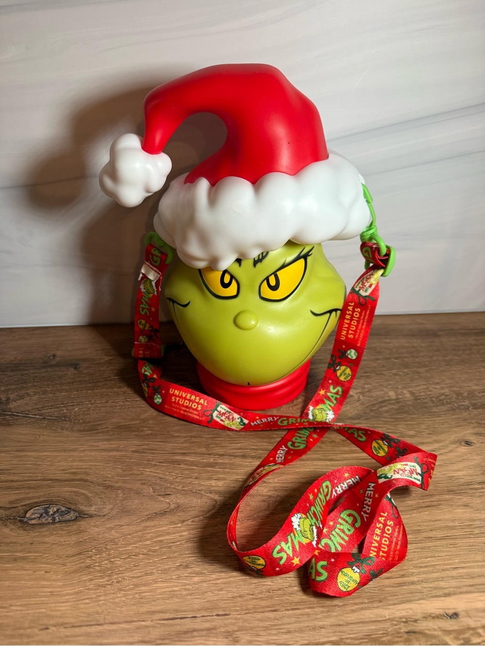 2022 Universal Studios Grinch Holiday Popcorn Bucket w Lanyard